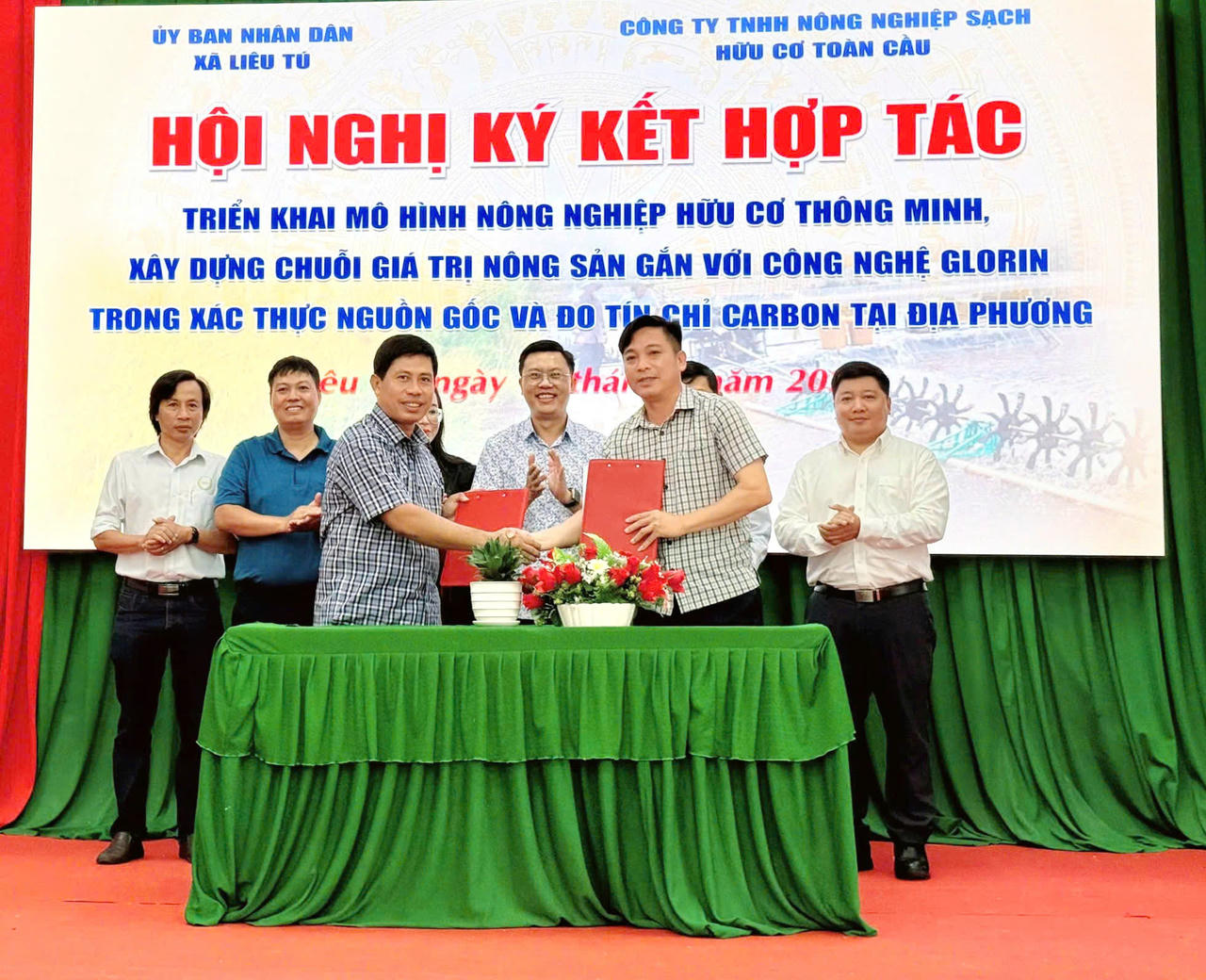 Ký kết hợp tác chiến lược triển khai “Mô hình nông nghiệp hữu cơ thông minh” giữa chính quyền địa phương và Công ty TNHH Tập đoàn Nông nghiệp Sạch Hữu cơ Toàn Cầu.