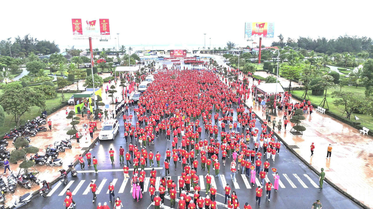 Không khí sôi nổi tại lễ phát động đi bộ “Cùng Việt Nam tiến bước” ở Quảng Trị.