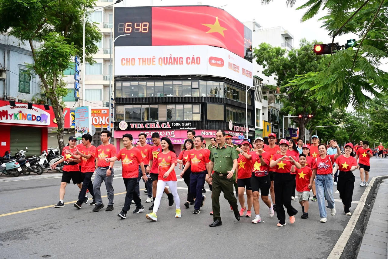 Niềm vui và sự tự hào của những người tham gia chương trình đi bộ toàn quốc “Cùng Việt Nam tiến bước”. 