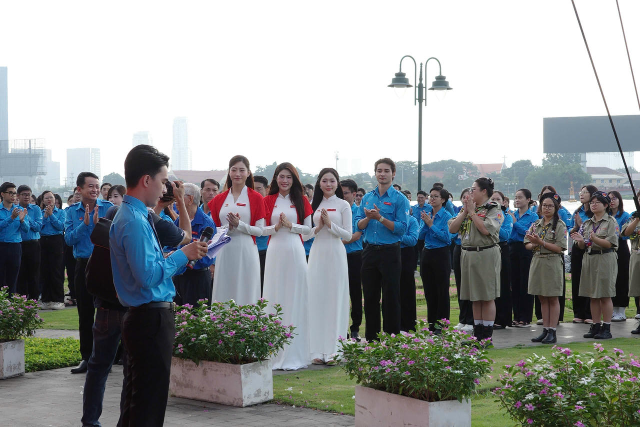 Buổi lễ thiêng liêng và đầy tự hào khơi dậy lòng tự hào dân tộc, tình yêu quê hương, đất nước trong thế hệ trẻ. (Ảnh: SV)