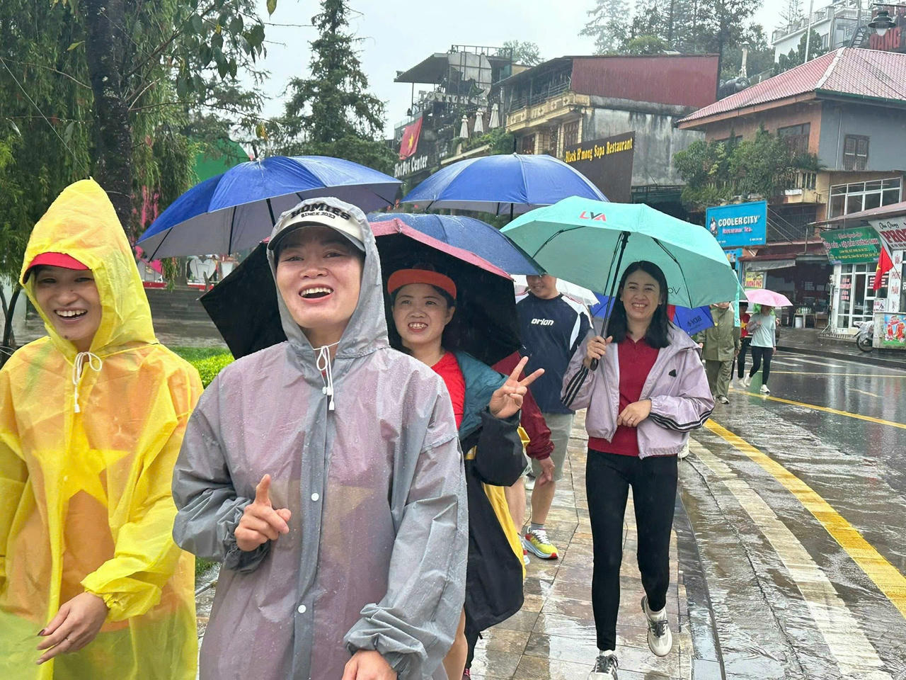 Sáng nay dù trời mưa xuyên suốt sự kiện nhưng mọi người vẫn tích cực tham gia.