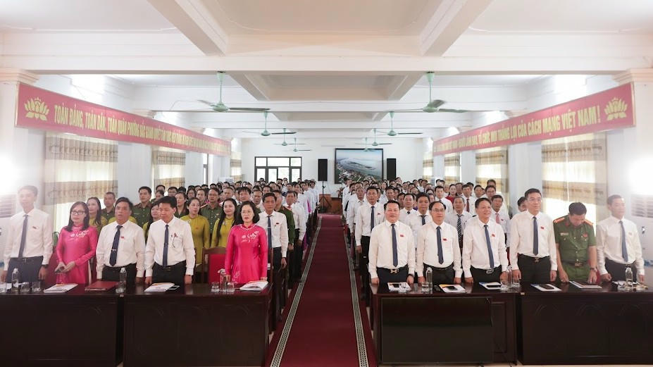 Đại biểu thực hiện nghi thức chào cờ tại Đại hội.