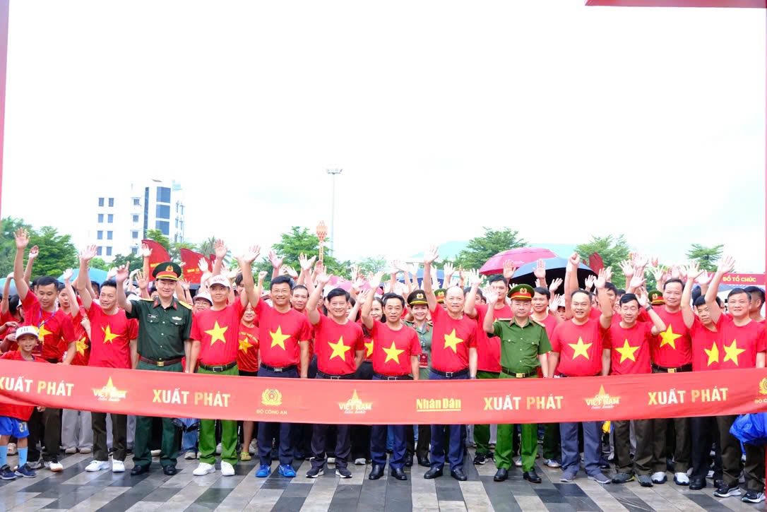Ngay sau lễ chào cờ, lãnh đạo tỉnh và đông đảo người dân đã cùng tham gia sự kiện đi bộ trên toàn quốc