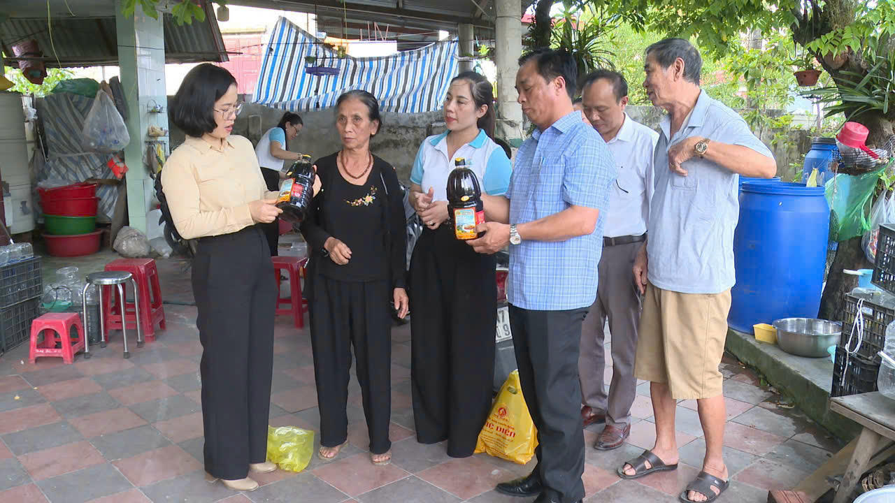 Lãnh đạo phường Bắc Gianh thăm các mô hình phát triển kinh tế trên địa bàn.