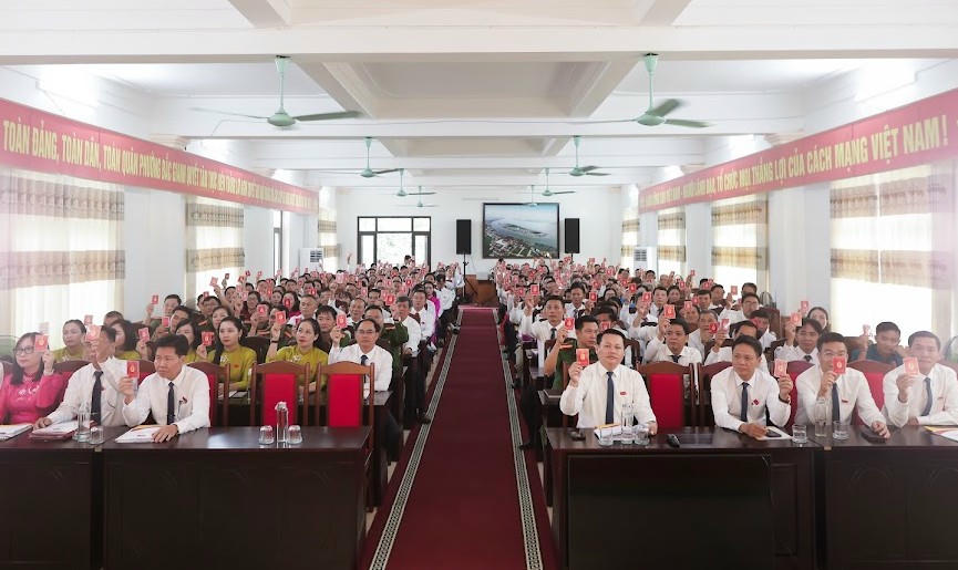 Đại biểu biểu quyết thông qua các nội dung tại Đại hội.