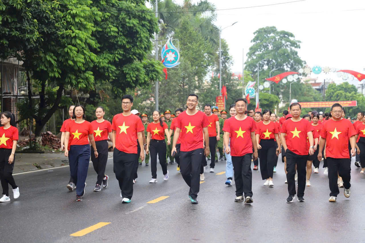 Hàng nghìn người tại các phường, xã trong tỉnh Quảng Ninh cũng đồng loạt hưởng ứng đi bộ "Cùng Việt Nam tiến bước"