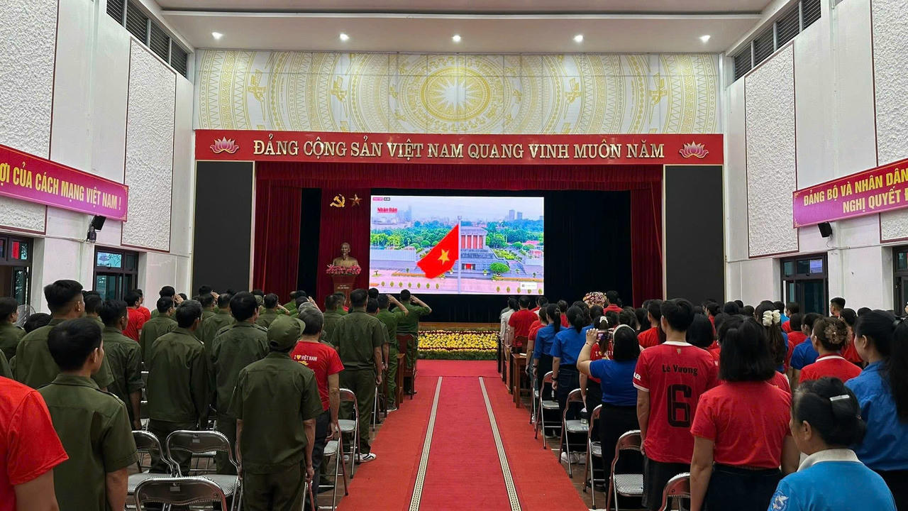 Tại xã Tằng Loỏng: Gần 300 người tham gia đi bộ hưởng ứng hoạt động “Cùng Việt Nam tiến bước”. 