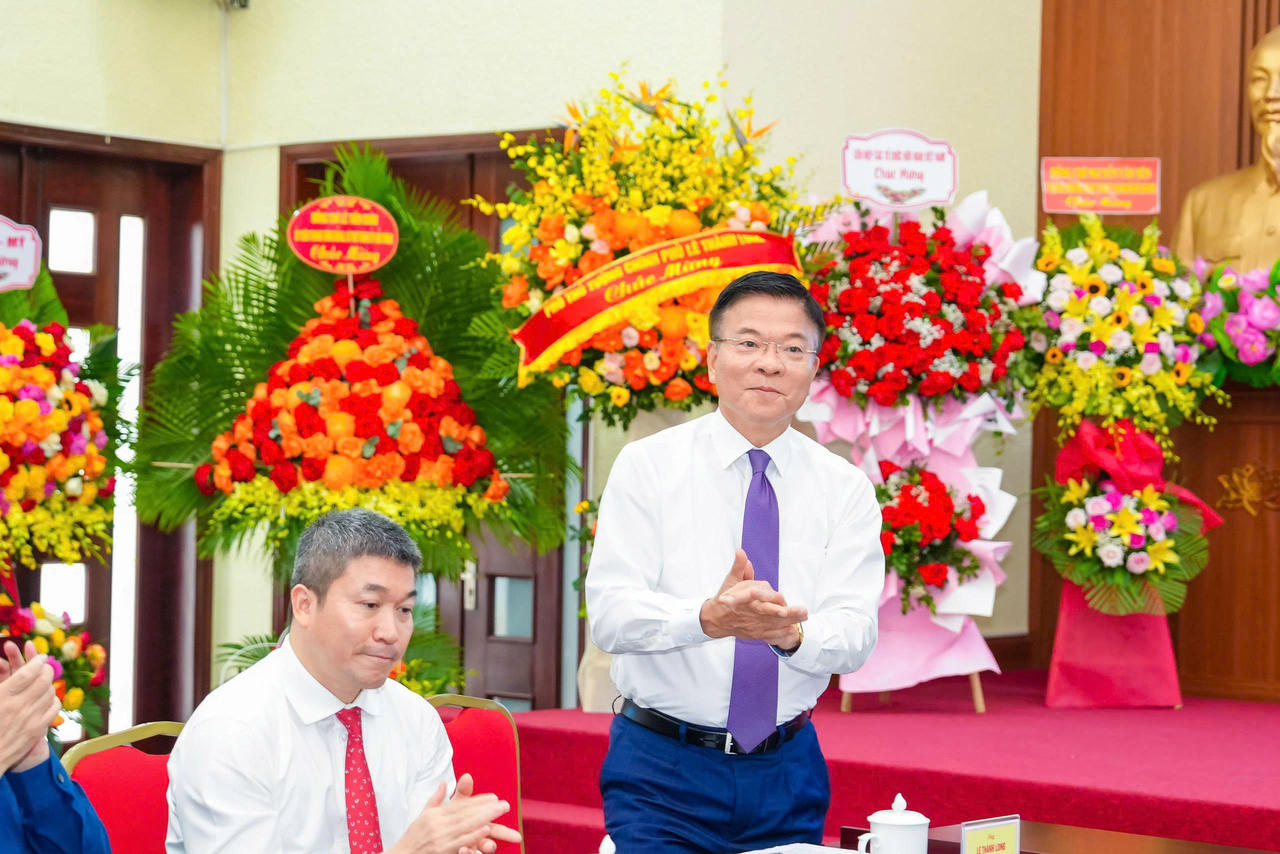 Phó Thủ tướng Lê Thành Long chúc mừng Đại hội thành công.