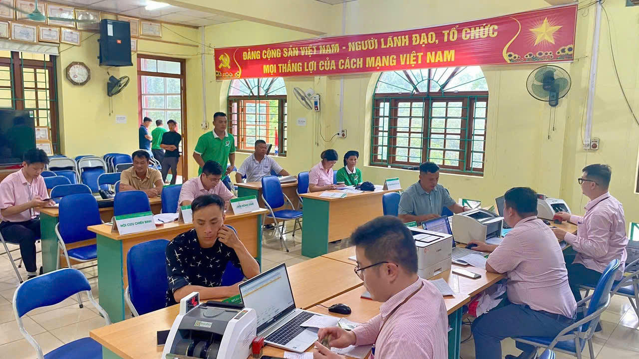 Các điểm giao dịch của NHCSXH tỉnh Cao Bằng tích cực phục vụ nhân dân tại các xã mới sau sáp nhập.