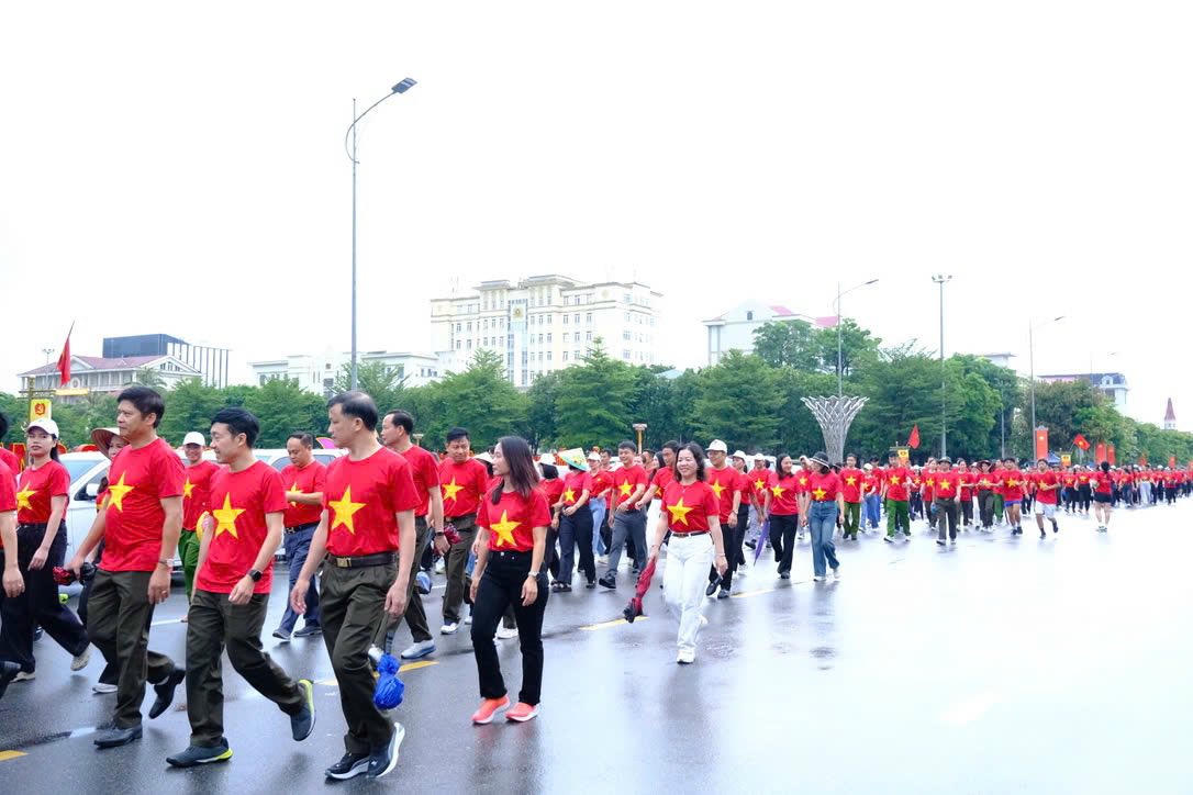 Tại Hà Tĩnh, chương trình diễn ra sôi nổi với các hoạt động như: chào cờ; ôn lại truyền thống lịch sử hào hùng của đất nước và địa phương; diễu hành, đi bộ.