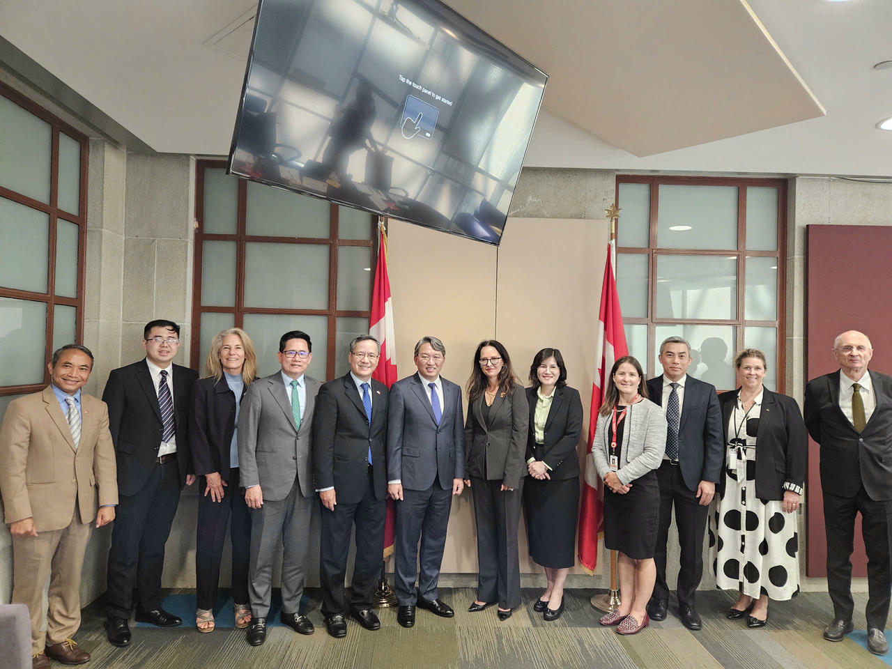 Bộ trưởng Nguyễn Hải Ninh kết thúc tốt đẹp chuyến thăm và làm việc tại Canada