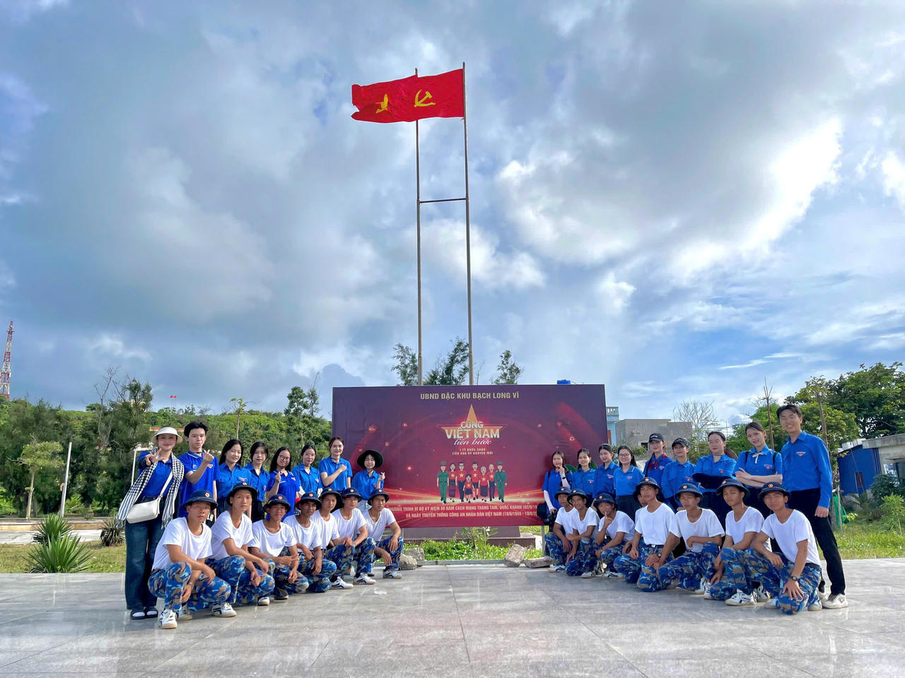 Lễ chào cờ diễn ra tại Đặc khu Bạch Long Vĩ (Hải Phòng)