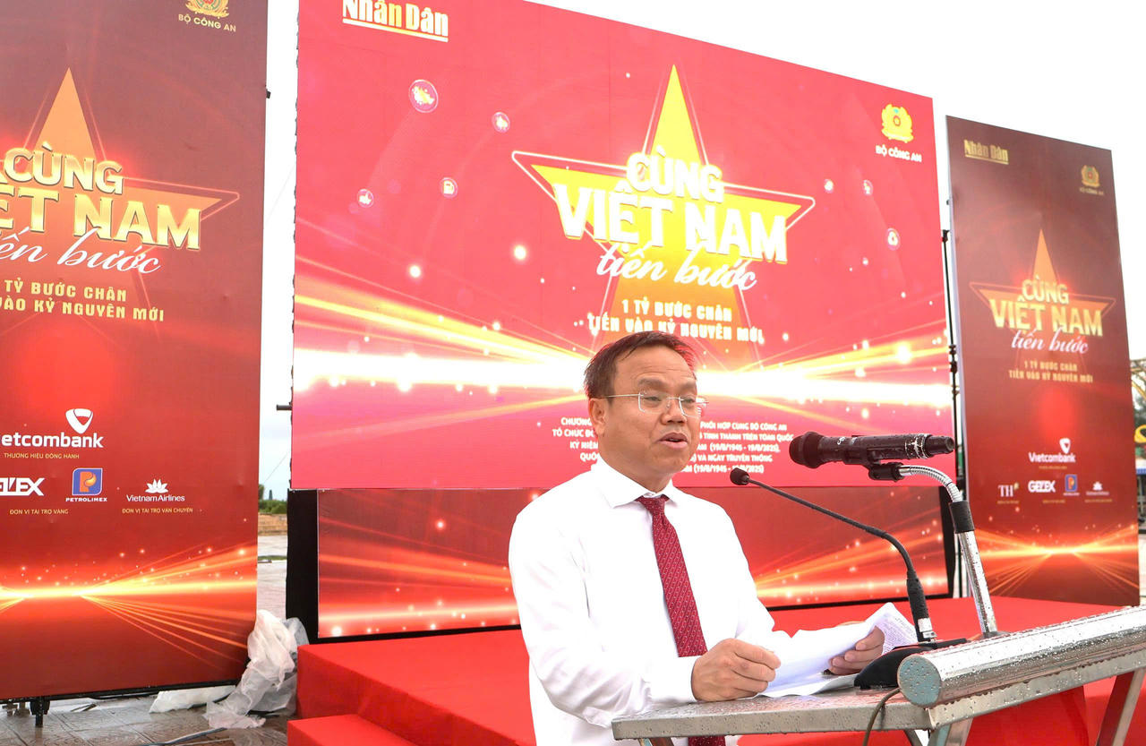 Phó Chủ tịch UBND tỉnh Lê Đức Tiến phát biểu tại lễ phát động.