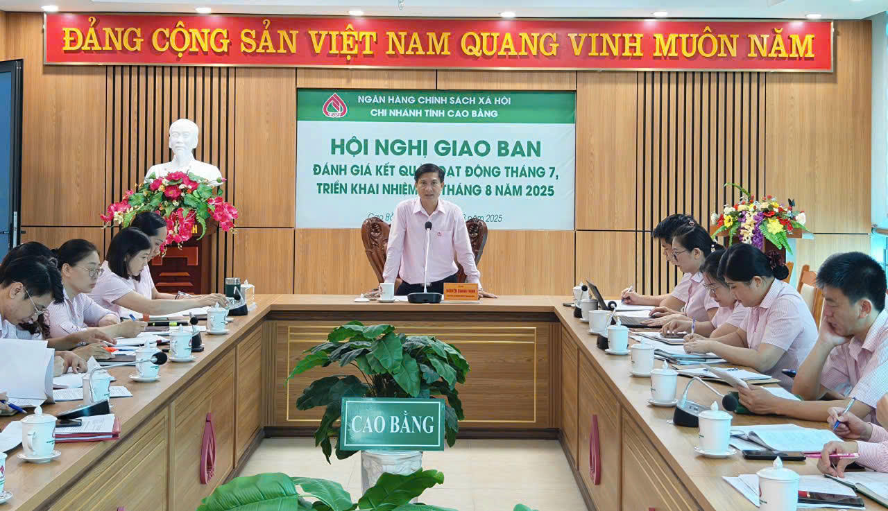 Giám đốc Chi nhánh NHCSXH tỉnh Cao Bằng - ông Nguyễn Quang Thịnh chủ trì họp giao ban giữa thời điểm thực hiện mô hình chính quyền 2 cấp.