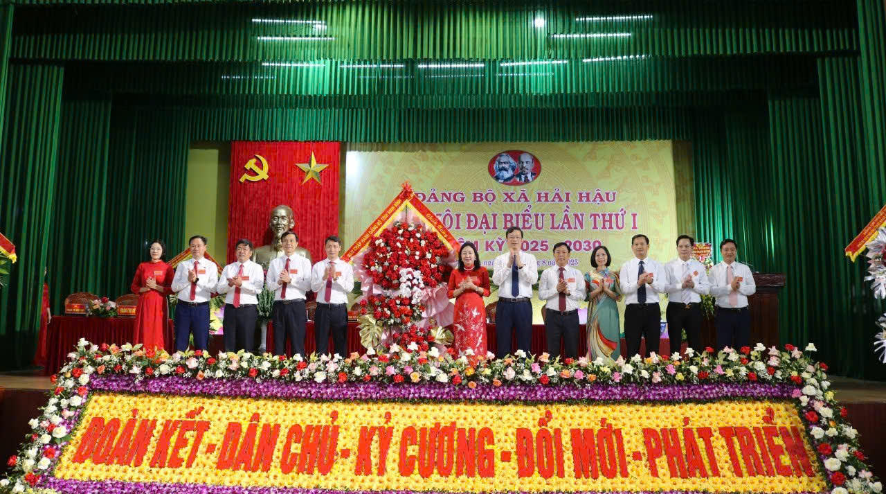 Phó Bí thư Thường trực Tỉnh ủy Đinh Thị Lụa tặng hoa chúc mừng Đại hội.