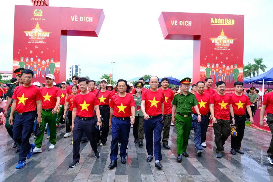 “Cùng việt Nam tiến bước” là sự kiện cộng đồng có quy mô chưa từng có lần đầu tiên diễn ra đồng loạt tại 34 tỉnh, thành phố với 3.321 xã, phường và đặc khu hành chính trên toàn quốc do Bộ Công an phối hợp với Báo Nhân dân phát động và tổ chức.