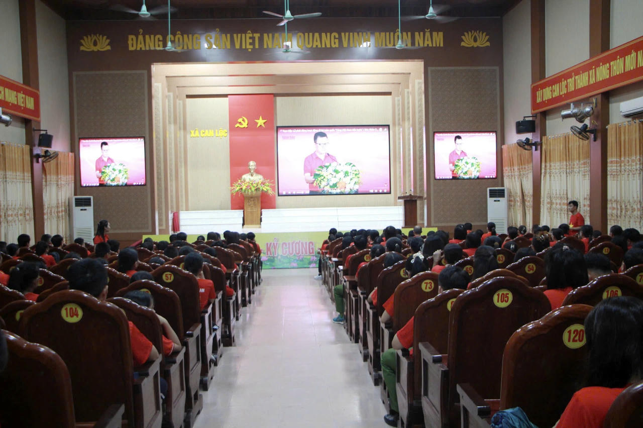 Hàng nghìn người dân Hà Tĩnh đã cùng hướng về Quảng trường Ba Đình để theo dõi lễ thượng cờ Tổ quốc, đồng loạt hát Quốc ca và thực hiện hành trình đi bộ toàn quốc “Cùng Việt Nam tiến bước”.