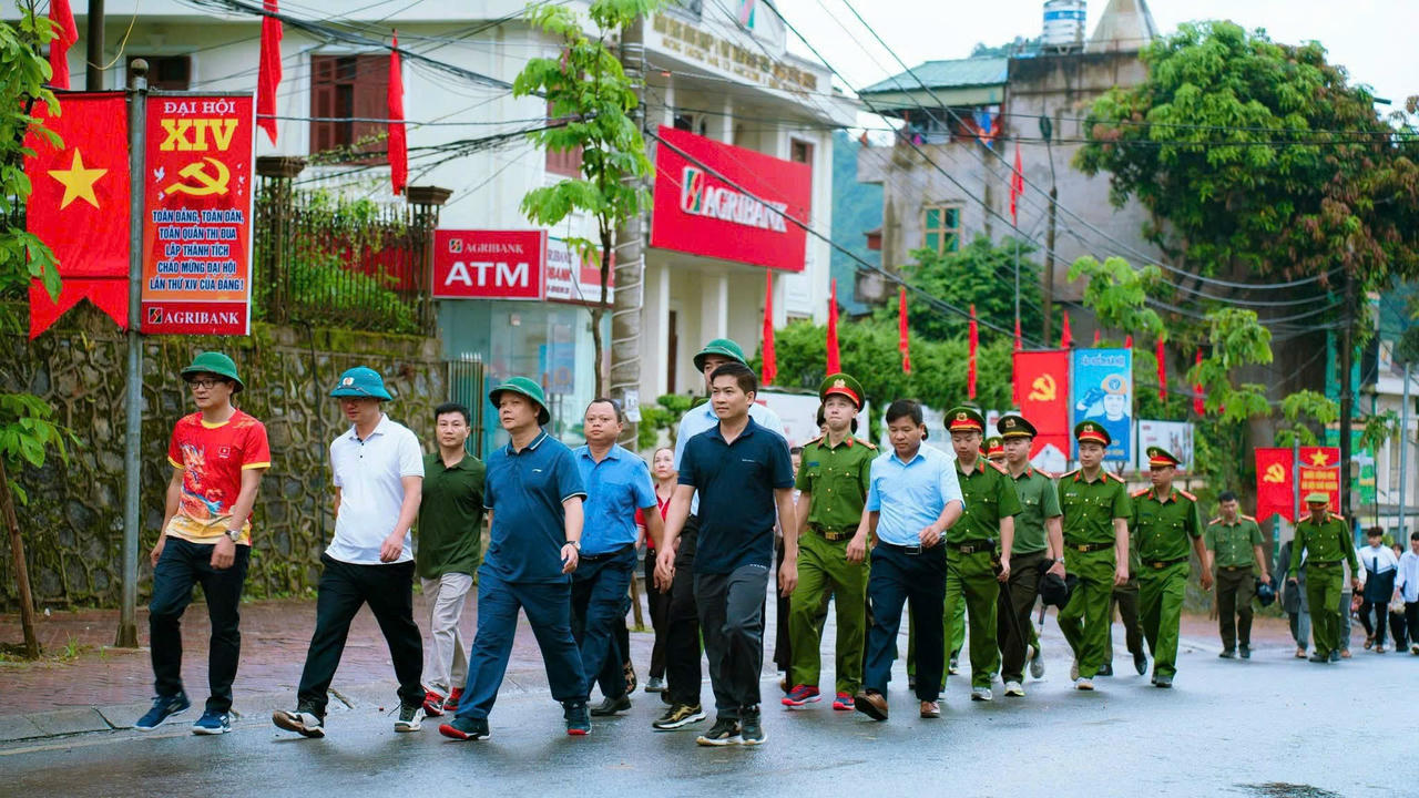 Sáng nay, hòa chung không khí sôi nổi cùng cả nước, tại xã Mường Khương có hơn 300 cán bộ công chức, viên chức; lực lượng vũ trang, đoàn viên thanh niên cùng các em học sinh tham gia chương trình ‘‘Cùng Việt Nam tiến bước’’. 