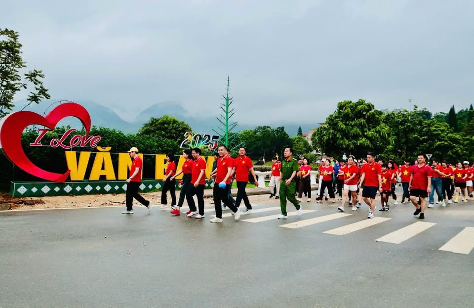 Hòa chung không khí sôi nổi cùng cả nước, sáng 16/8, tại Trung tâm Hội nghị xã Văn Bàn, gần 500 cán bộ, chiến sĩ lực lượng vũ trang, đoàn viên, thanh niên, học sinh và đông đảo các tầng lớp Nhân dân trên địa bàn xã đã cùng tham gia Chương trình đi bộ toàn quốc “Cùng Việt Nam tiến bước