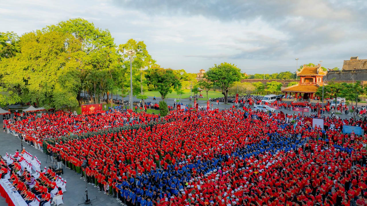 Ngay từ sáng sớm, hàng nghìn người đã tập trung tại khu vực trước Nghinh Lương Đình (phường Phú Xuân).