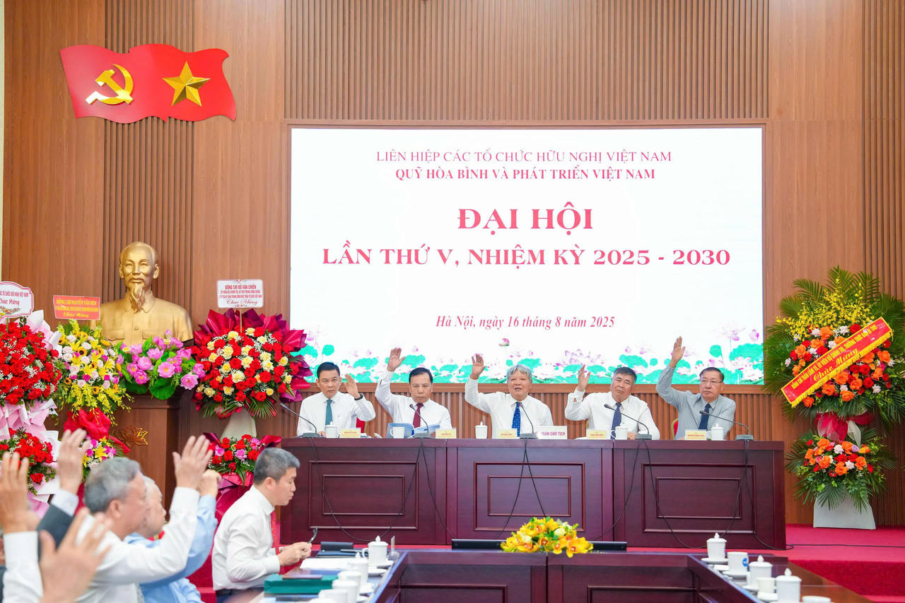 Các đại biểu tán thành đổi tên Quỹ Hòa bình và Phát triển Việt Nam thành Hội đồng Hòa bình và Phát triển Việt Nam.