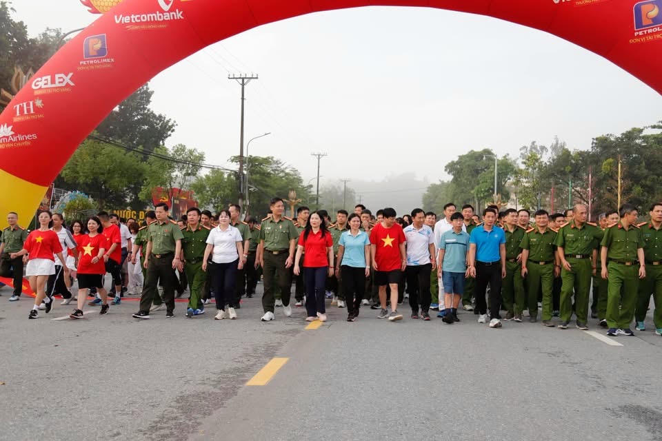 Đúng 6h sáng, hơn 5.000 người gồm cán bộ, chiến sĩ Công an, cán bộ công chức, viên chức, đoàn viên thanh niên, học sinh - sinh viên cùng đông đảo nhân dân đã tập trung tại Quảng trường 19/8 (phường Yên Bái) để tham gia Chương trình.