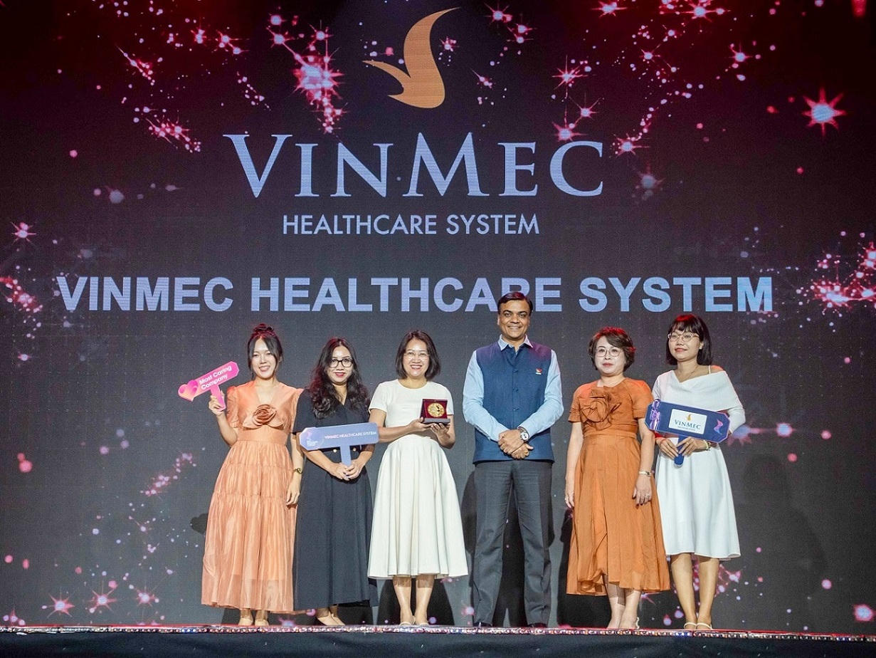 Đại diện Hệ thống Y tế Vinmec nhận Most Caring Company Awards  tại Lễ trao giải HR Asia Awards 2025.