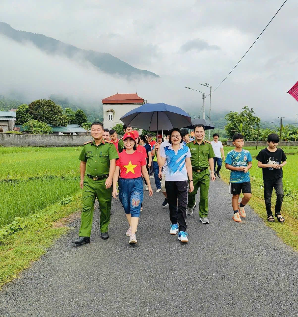 Ngay sau lễ chào cờ, hàng trăm cán bộ công chức, viên chức; lực lượng vũ trang, đoàn viên thanh niên cùng các em học sinh tham gia chương trình ‘‘Cùng Việt Nam tiến bước’’. 