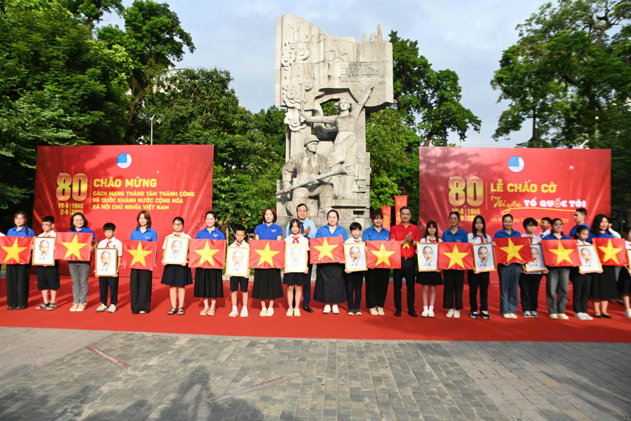 Bí thư T.Ư Đoàn Nguyễn Tường Lâm và Bí thư Đảng uỷ phường Ba Đình Phạm Quang Thanh tặng cờ Tổ quốc và ảnh Bác Hồ cho đoàn viên, thanh thiếu nhi (Ảnh: Đăng Hải)