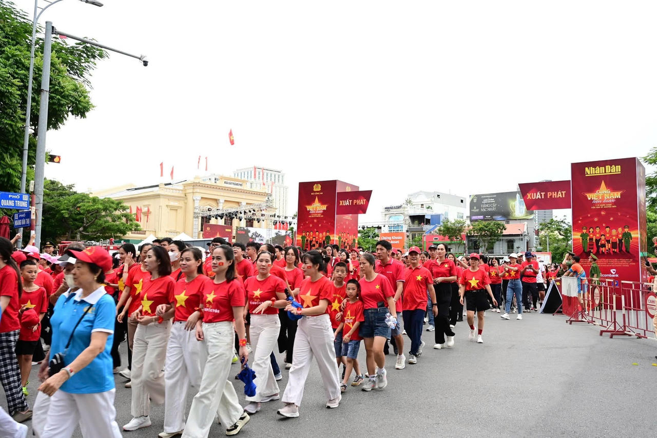 Đông đảo người dân từ mọi tầng lớp nhân dân của TP Hải Phòng tham gia chương trình đi bộ toàn quốc “Cùng Việt Nam tiến bước”