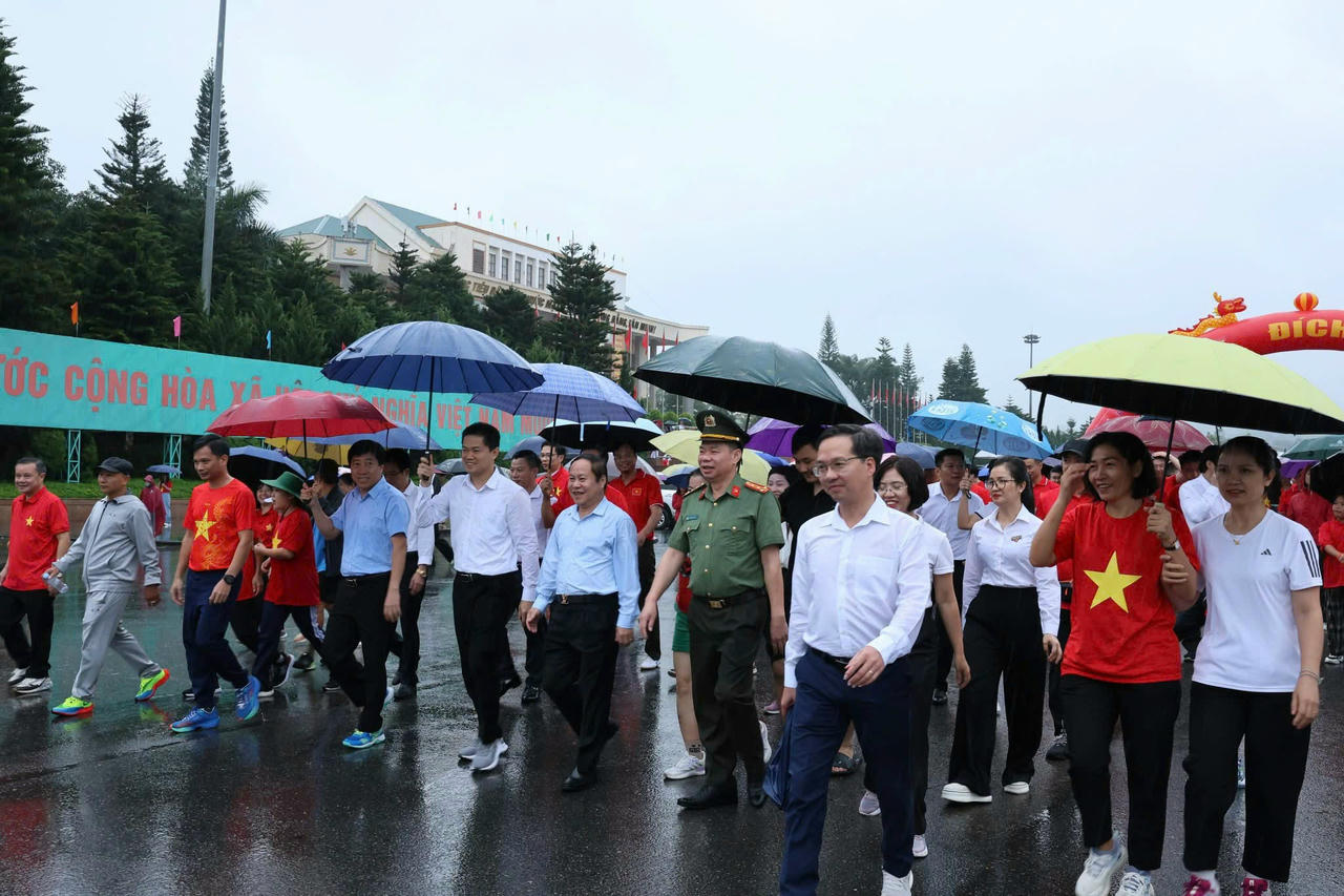 Sáng nay dù trời mưa xuyên suốt sự kiện, song vẫn có hơn 3.000 người tham gia sự kiện tại trung tâm tỉnh; ở 35 xã, phường bình quân mỗi xã có 200 người hưởng ứng tham gia.