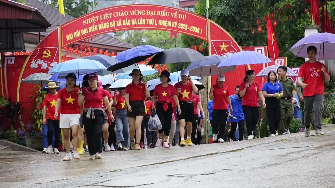Phát biểu tại buổi lễ, lãnh đạo UBND xã Bắc Hà nhấn mạnh: “Cùng Việt Nam tiến bước” là dịp để mỗi cá nhân nhìn lại và khẳng định trách nhiệm của mình đối với cộng đồng và Tổ quốc. Mỗi bước chân không chỉ góp phần hoàn thành mục tiêu 1 tỷ bước của cả nước, mà còn là “bước xanh” bảo vệ môi trường, giảm thiểu khí thải carbon, hướng tới mục tiêu quốc gia Net Zero.