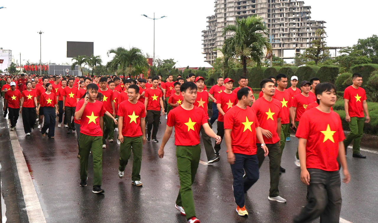 Quang cảnh rộn ràng của chương trình đi bộ toàn quốc tại điểm cầu Quảng Trị.