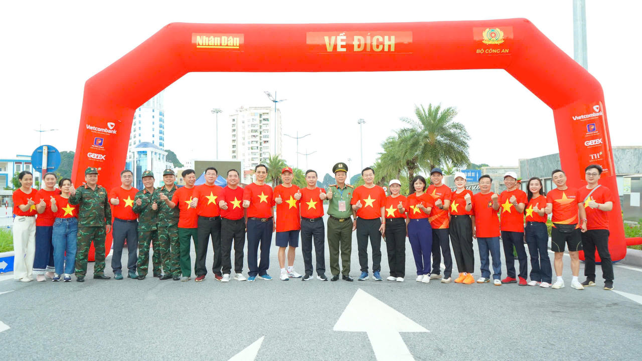 Quảng Ninh: 30.000 người tham gia sự kiện “Cùng Việt Nam tiến bước” 