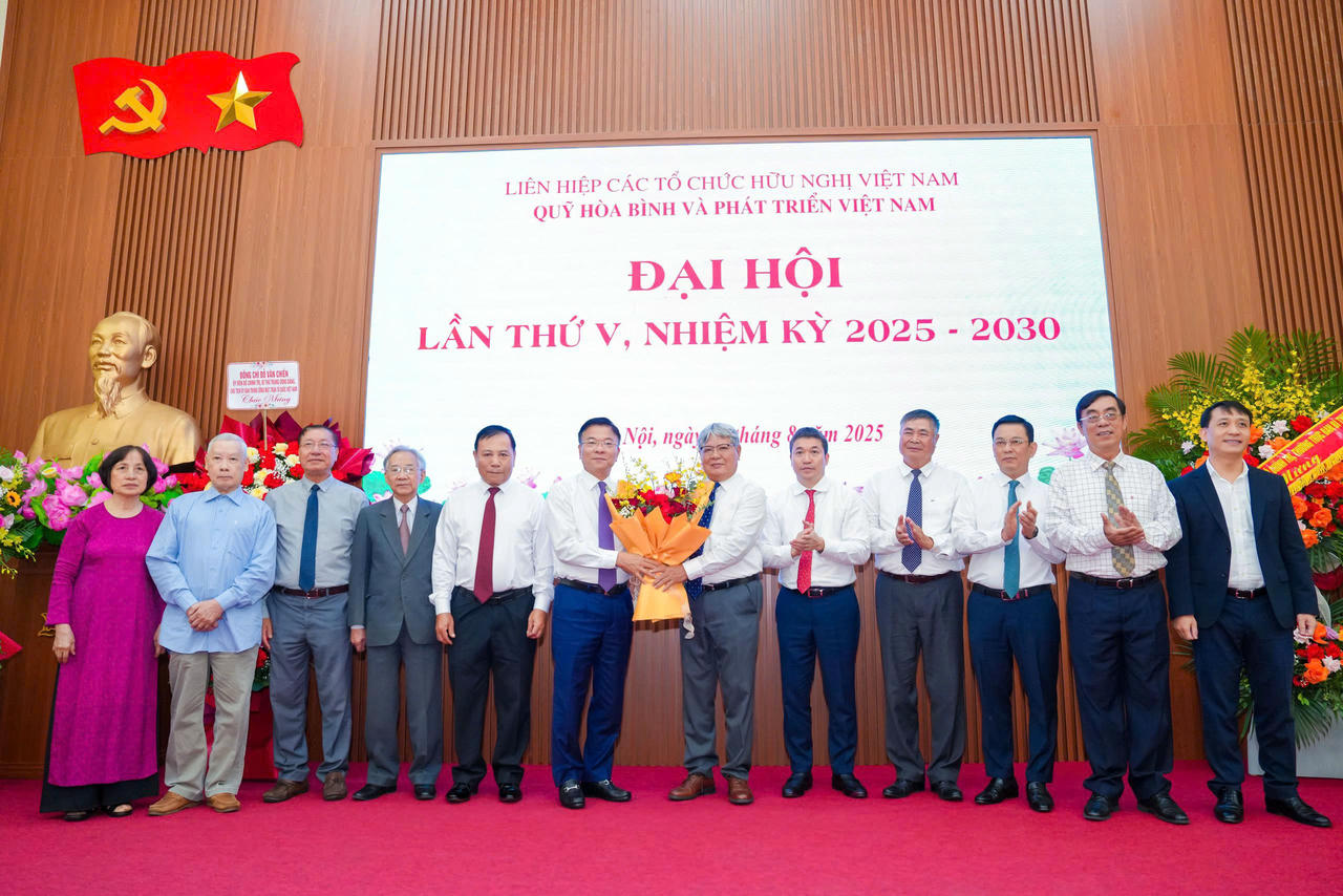 Phó Thủ tướng Lê Thành Long tặng hoa chúc mừng Ban Thường vụ Hội đồng.