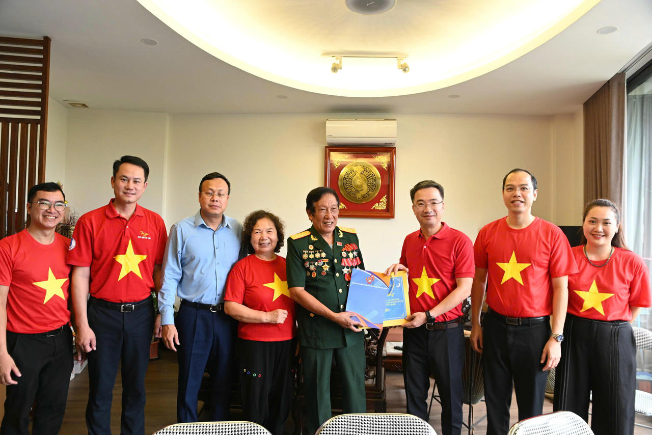 Lãnh đạo T.Ư Hội LHTN Việt Nam, Thành Đoàn - Hội LHTN Việt Nam Thành phố Hà Nội, phường Ba Đình thăm, tặng quà lão thành cách mạng (Ảnh: Đăng Hải)