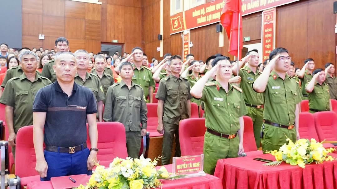 Sáng 16/8, tại Nhà văn hóa các dân tộc Bắc Hà, hơn 300 cán bộ, công chức, viên chức, lực lượng vũ trang, đoàn viên, thanh niên và đông đảo nhân dân xã Bắc Hà đã sôi nổi tham gia chương trình đi bộ “Cùng Việt Nam tiến bước” với chủ đề “1 tỷ bước chân tiến vào kỷ nguyên mới”. 