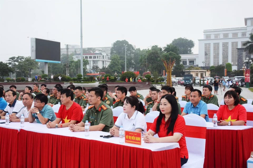 Dự Chương trình có bà Vũ Thị Hiền Hạnh - Phó Chủ tịch UBND tỉnh Lào Cai, bà Hoàng Thị Thanh Bình - Phó Chủ tịch HĐND tỉnh Lào Cai, lãnh đạo Công an tỉnh Lào Cai, lãnh đạo các sở ngành và  phường Yên Bái, Âu Lâu, Văn Phú, Nam Cường.