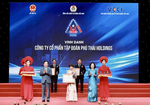 Đại diện Tập đoàn Phú Thái nhận Giải thưởng “Doanh nghiệp tiêu biểu vì Người lao động” năm 2025.