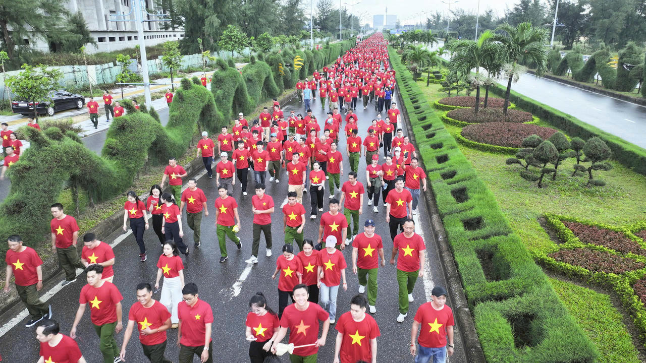 Các lực lượng và Nhân dân đồng loạt khoác áo đỏ sao vàng tham gia chương trình đi bộ vì Tổ quốc.