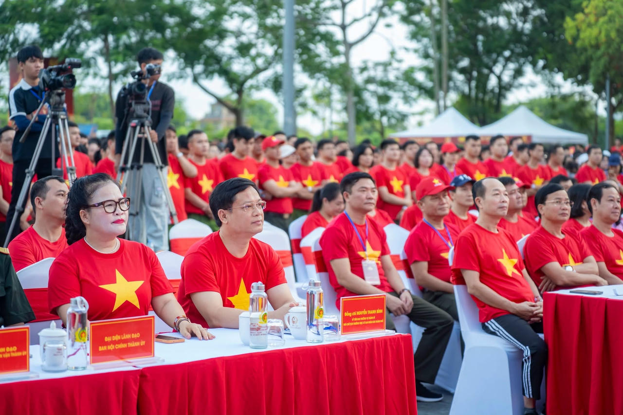 Các đại biểu tham dự hoạt động.