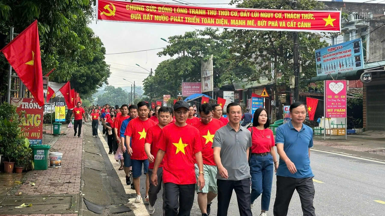 Ngay sau lễ chào cờ, hoạt động đi bộ “một tỷ bước chân” được phát động, khởi đầu cho hành trình tiến vào kỷ nguyên mới. Mỗi bước chân của cán bộ, đảng viên, lực lượng vũ trang và các tầng lớp nhân dân Tằng Loỏng hôm nay không chỉ là bước chân rèn luyện sức khỏe, mà còn là bước chân của niềm tin, của khát vọng, của quyết tâm đồng hành cùng đất nước phát triển hùng cường, thịnh vượng.
