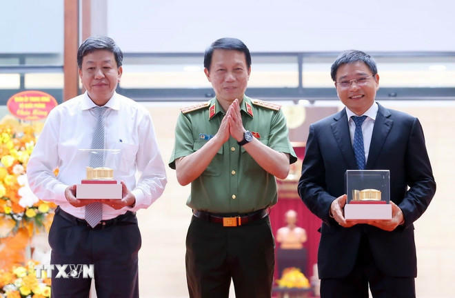  Đại tướng Lương Tam Quang, Bộ trưởng Bộ Công an tặng quà cho các đơn vị có nhiều hỗ trợ, phối hợp xây dựng Trụ sở Bộ Công an. (Ảnh: Phạm Kiên/TTXVN) 