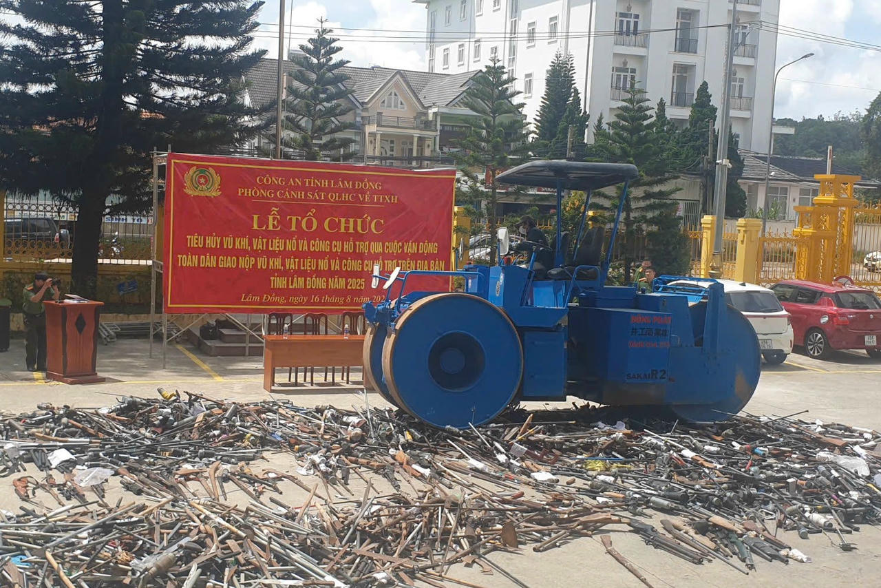 Lâm Đồng tiêu hủy lượng lớn vũ khí, vật liệu nổ, công cụ hỗ trợ 