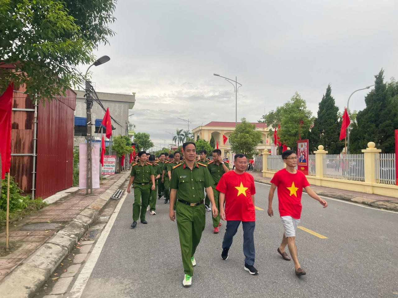 Cán  bộ, chiến sĩ, người  dân  phường An Phong tham gia hoạt động 