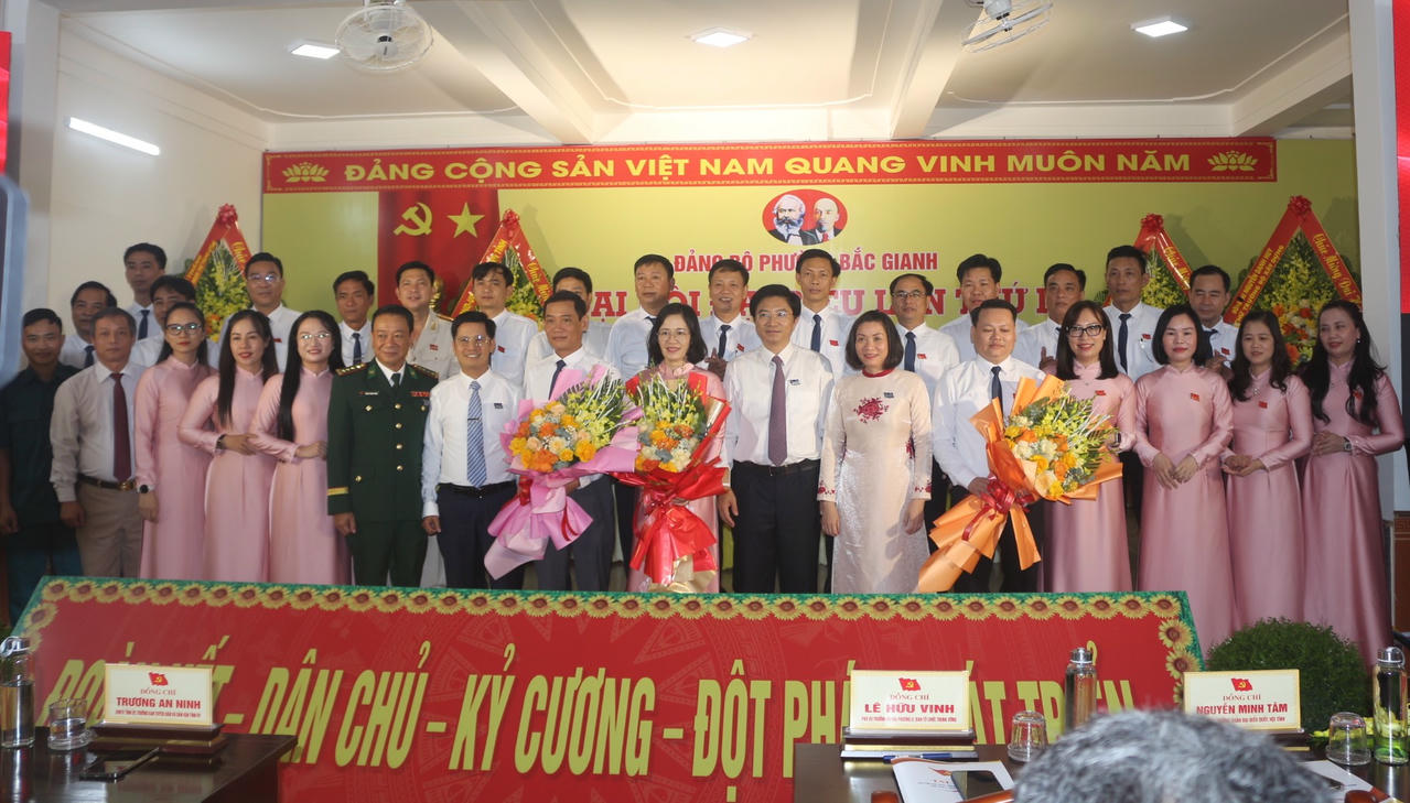 Trưởng Ban Tuyên giáo và Dân vận Tỉnh ủy Trương An Ninh và đại diện lãnh đạo tỉnh tặng hoa chúc mừng Ban Chấp hành Đảng bộ phường Bắc Gianh, nhiệm kỳ 2025 - 2030.