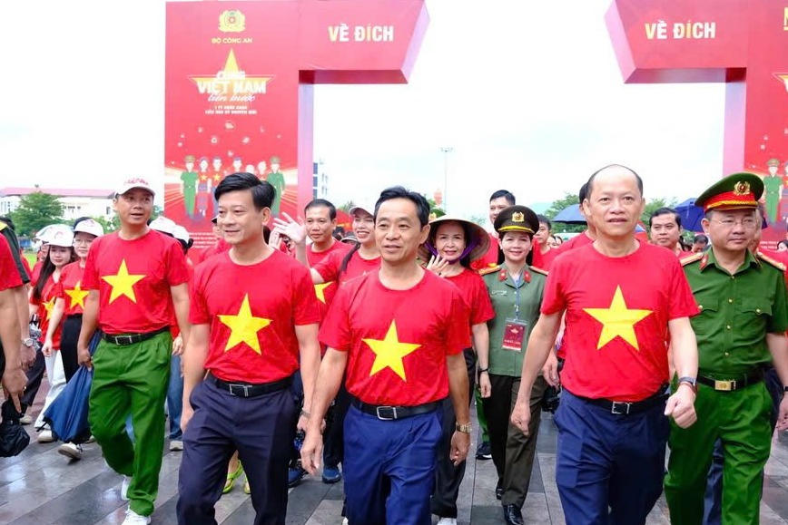 Người dân Hà Tĩnh háo hức tham gia chương trình "Cùng Việt Nam tiến bước" Người dân Hà Tĩnh háo hức tham gia chương trình "Cùng Việt Nam tiến bước"