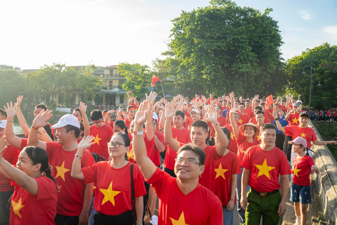 Vẻ mặt rạng rỡ của người dân tham gia chương trình đi bộ “Cùng Việt Nam tiến bước”.