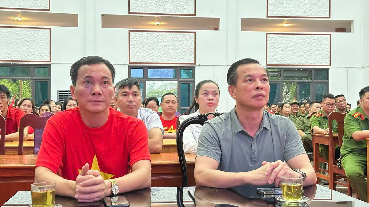 Buổi lễ vinh dự có sự hiện diện của ông Nguyễn Quang Úy – Bí thư Đảng ủy, Chủ tịch HĐND xã; ông Lê Trung Thành – Phó Bí thư Thường trực Đảng ủy; ông Đỗ Bá Hùng – Phó Bí thư, Chủ tịch UBND xã. Đặc biệt, có tới 268 cán bộ, đảng viên, giáo viên và thành viên tổ an ninh tham gia, tạo nên khí thế mạnh mẽ, đoàn kết.