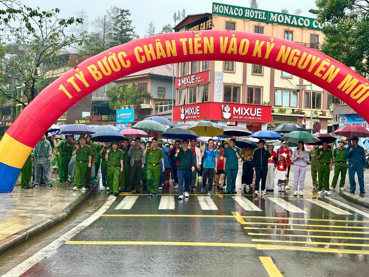 Sáng nay, tại phường Sa Pa hàng trăm cán bộ công chức, viên chức; lực lượng vũ trang, đoàn viên thanh niên cùng các em học sinh tham gia chương trình ‘‘Cùng Việt Nam tiến bước’’.